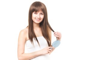 ヘアケアをしている女性